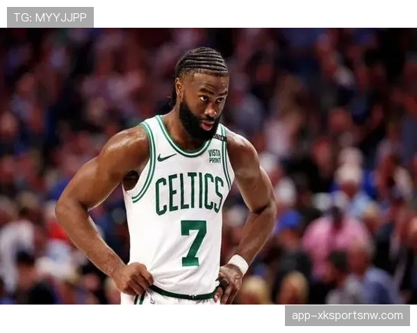 杰伦·布朗突破得分拉开差距 提升凯尔特人关键时刻输出效率