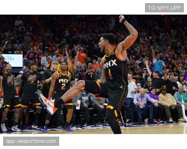 布克突破拉开与利拉德的得分差距，提升球队关键时刻火力